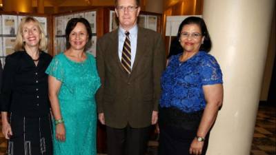 Kristin Nealon, Rosario Córdova, el embajador James Nealon y Mirna Jarquín.
