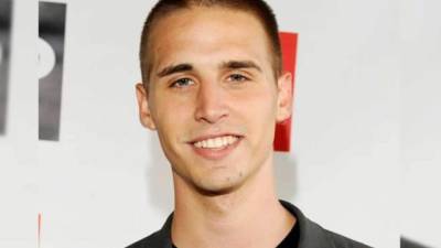 El intérprete estadounidense Hagen Mills murió a sus 29 años debido a una herida autoinfligida, hecha después que le disparara a su pareja y madre de su hija.