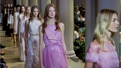 Te invitamos a darle un vistazo a lo nuevo de la célebre Carolina Herrera. Su colección Spring-Summer 2016 estrenada en la New York Fashion Week dejó un grato sabor de boca entre quienes admiran su elegante estilo.