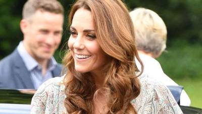 La duquesa de Cambridge se unió a escolares entusiasmados para un taller de fotografía con la organización benéfica Action for Children este martes 25 de junio.