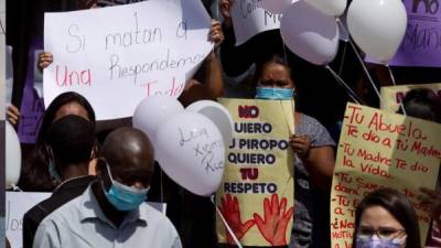 Mujeres, activistas y ciudadanos en general protestan hoy frente al Ministerio Público contra el incremento de la violencia machista en territorio hondureño, en Tegucigalpa (Honduras).