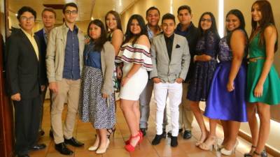 Los alumnos celebraron y brindaron por la amistad.