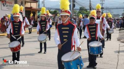 Las bandas de guerra preparan las canciones más populares para complacer al público que asiste a ver los desfiles.