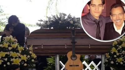 Julián Figueroa abraza a una de sus hermanas.