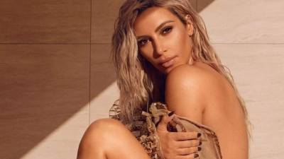 Kim Kardashian generó controversia al ser portada en la edición de marzo de la revista Vogue india.