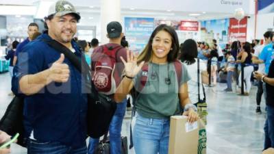 Elexa Bahr y Alex Bahr arribaron hoy a Honduras donde vacacionarán. Foto Karla López.