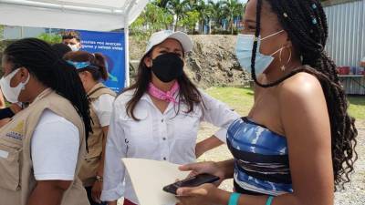 El flujo de pobladores para inocularse hoy durante el vacunatón en Petrosun, de Coxen Hole, fue constante y concurrido.