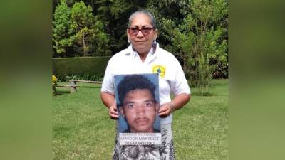 Doña Mary Martínez muestra la fotografía de su hijo desaparecido desde 2013.