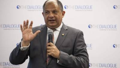 El presidente de Costa Rica, Luis Guillermo Solís, participa en un encuentro en el centro de investigación Interamerican Dialogue en Washington. EFE