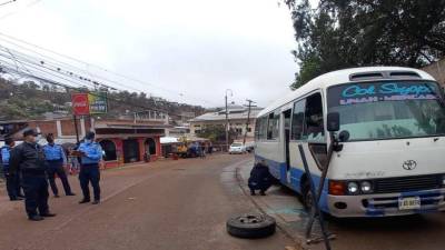 Especialistas revisando el autobús luego del ataque a disparos en la colonia Nueva Suyapa.