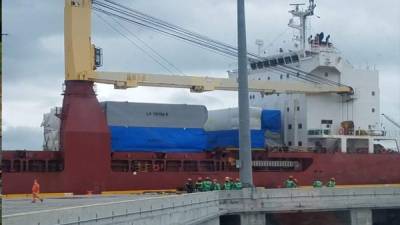 Ingreso de la embarcación con los contenedores a Puerto Cortés.