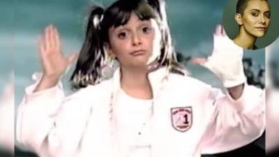 Te acuerdas de la pequeña que aparecía bailando en los videos de la rapera usando coletas y trajes deportivos, bueno, esa pequeña ya tiene 26 años y sigue bailando.