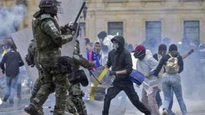 Una batalla campal entre vándalos encapuchados y la Policía colombiana se desató este jueves en la Plaza de Bolívar de Bogotá al cierre de las manifestaciones contra la política económica y social del Gobierno del presidente Iván Duque.