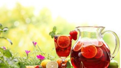 Para no tener que recurrir a los jugos o gaseosas, una buena opción es preparar tus propias aguas saborizadas.