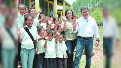 La pareja presidencial compartió con los niños.