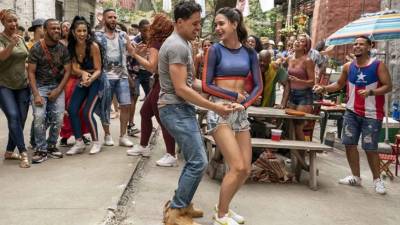 En esta imagen difundida por Warner Bros. Pictures, Anthony Ramos y Melissa Barrera en una escena de 'In the Heights'. (Macall Polay/Warner Bros Pictures via AP)