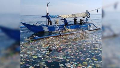 Las estimaciones muestran que alrededor de 14 mil millones de libras de basura se tiran al océano cada año.