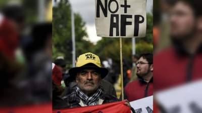 Desde hace 25 años, los chilenos depositan sus ahorros en un sistema privado de pensiones. Ya no quieren eso.