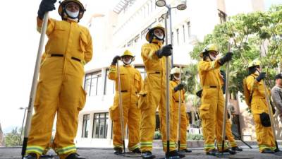 Elementos del Cuerpo de Bomberos recibieron los equipos este miércoles en Casa Presidencial.