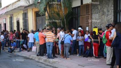 Desde tempranas horas los hondureños hacen largas filas para ser atendidos. Fotos: Andro Rodríguez