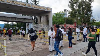 Miles de estudiantes llegaron a los campus de la Unah para someterse a la prueba de ingreso.
