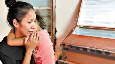 Maryori carga en sus brazos a la pequeña Nathaly, producto de su amor con Julio César Gálvez.