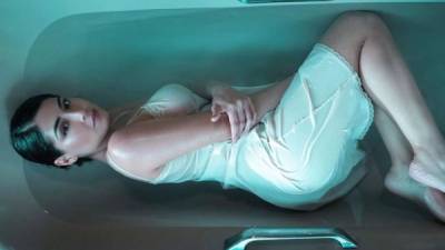Katheryn Banegas en el video de su primer sencillo musical 'Amor Suicida'.