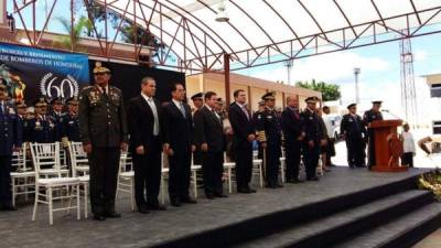 El presidente Hernández está en el centro de la fotografía, acompañado del presidente de la CSJ, Jorge Rivera Avilés. Foto tomada de Casa Presidencial.