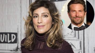 Años antes que el actor comenzara una relación con la modelo Irina Shayk , y mucho antes del escándalo por la tensión sexual que se siente cuando está junto a su coprotagonista Lady Gaga en A Star Is Born , Cooper estuvo casado con la también actriz, Jennifer Esposito.