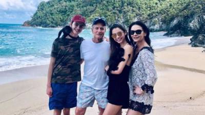 La isla hondureña es uno de los sitios turísticos predilectos por las celebridades, ya que cuenta con paradisíacas playas y mucha diversión nocturna.En la foto la pareja de actores Michael Douglas y Catherine Zeta Jones junto a sus dos hijos, Carys Zeta Douglas, Dylan Michael Douglas en su última visita a finales de 2018.