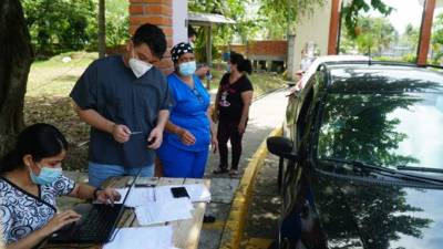 Sampedranos llegando este sábado a la Universidad Católica para vacunarse.