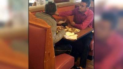 El mesero Alex Ruiz ayuda al cliente. Foto: Widener