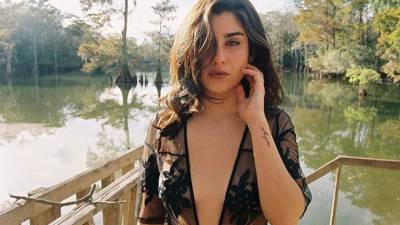 La joven integrante de Fifth Harmony, Lauren Jauregui, modeló un jumpsuit negro transparente sin nada debajo.