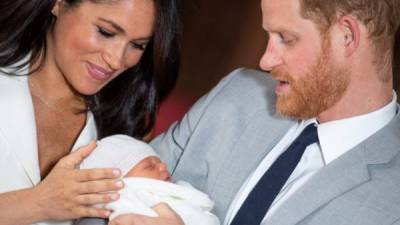 El rostro de un retoño de dos días durmiendo en brazos de su padre es lo único que los británicos pudieron entrever el miércoles del bebé de Enrique y Meghan, que no anunciaron el nombre del nuevo miembro de la familia real británica.