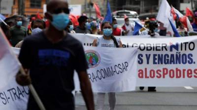 Miembros de gremios sindicales marchan este jueves, en Ciudad de Panamá en ciudad de Panamá (Panamá).