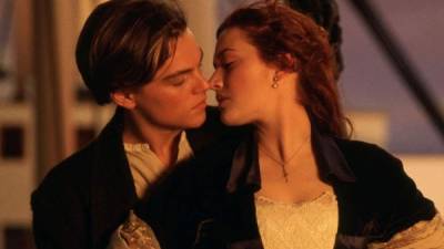 El beso de Jack (Leonardo DiCaprio) y Rose (Kate Winslet) en Titanic es una de los besos más icónicos de la meca del cine.