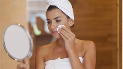En los casos de acné leve, puede bastar la limpieza regular con agua y jabón, y la aplicación de un medicamento tópico