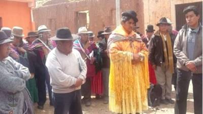Bruno Álvarez, alcalde en los Andes de Bolivia, fue vestido de mujer como por los pobladores que estaban enfadados.