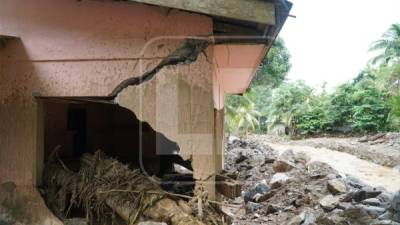 Una vivienda destruida en Omoa produto de derrumbes luego que las lluvias dejaran los suelos totalmente saturados.