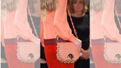 Emilio Pucci propone carteras cruzadas en su colección de verano.