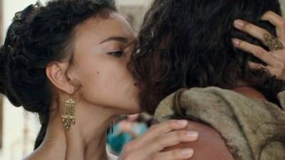 En una de las escenas de la película, la modelo rusa se da un apasionado beso con el actor conocido como 'La Roca'.
