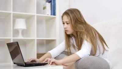 El celo de la pareja puede ir más allá, explica la psicóloga, pues hay quienes se molestan por el tiempo que dedica el otro a su actividad en Internet.