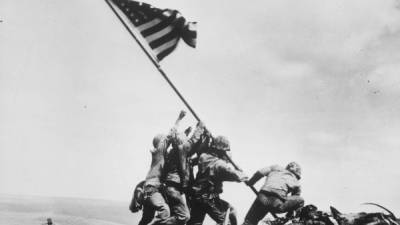 'Soldados levantando la bandera en Iwo Jima', la imagen fue tomada por el fotógrafo Joe Rosenthal, el 23 de febrero de 1945. La foto muestra el preciso momento cuando los marines estadounidenses del 28º Regimiento, 5ª división, izaban la bandera americana sobre la Mt. Suribachi, Iwo Jima, Japón. Esta foto forma parte de las imágenes más influyentes de todos los tiempos de la revista Time.