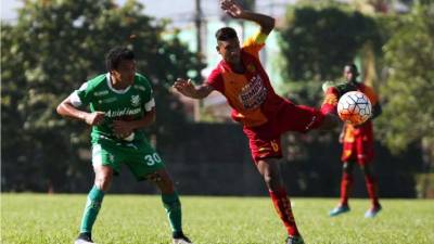 'Rambo' de León disputando el balón con Bryan Acosta. Foto Melvin Cubas