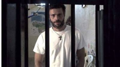 Venezuelan high-profile opposition politician Leopoldo Lopez speaks outside the Spanish embassy in Caracas, on May 2, 2019, where he sought refuge since claiming to have been freed from house arrest two days ago by rebel military personnel. - Venezuela's top court on Thursday ordered the arrest of opposition figure Leopoldo Lopez. (Photo by Juan BARRETO / AFP)