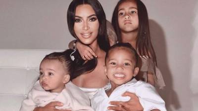 Kim Kardashian tuvo que usar Photoshop para poder terminar la foto familiar de esta Navidad 2019.