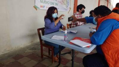 Personal de 'Identifícate' entregando la identidad en Comayagua.