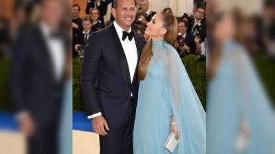 Jennifer López y Alex Rodríguez se convirtieron en la pareja sensación en la alfombra azul de la gala MET que se celebra en Nueva York. La cantante y el beisbolista derrocharon amor. Fotos AFP