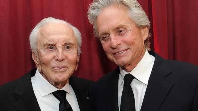 El padre de Michael Douglas, Kirk, falleció el pasado 05 de febrero a sus 103 años.