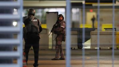 El aeropuerto normalizó sus actividades aunque continúa bajo vigilancia.